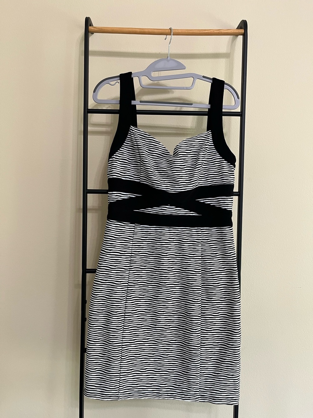 Guess Black & White Striped Textured Cutout Back Sheath Dress Size 8